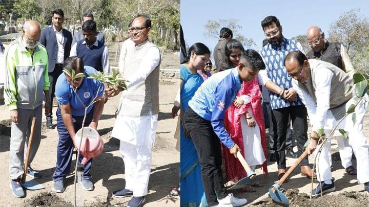 मुख्यमंत्री श्री चौहान ने क्रिकेटर सुश्री सौम्या तिवारी के साथ किया पौध-रोपण